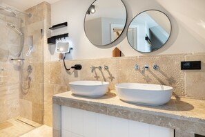 Dusche, Haartrockner, Handtücher, Seife