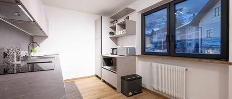 Kühlschrank, Mikrowelle, Ofen, Geschirrspüler