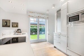 Frigorífico, microondas, horno y placa de cocina