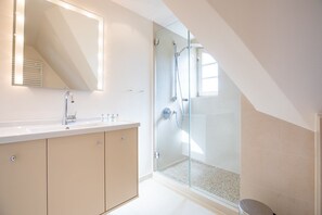 Shower, free toiletries, hair dryer, towels - Hingst, App. 3 Nettes Neest - Luxuriöses Zwei-raum Appartement im Ober- & Dachgeschoss, ca. 52 qm (Wenningstedt-Braderup (Sylt))