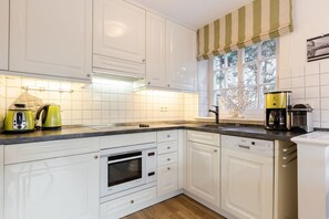 Kylskåp, spishäll, diskmaskin och kaffe- och tebryggare