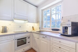 Geladeira, cooktop, lava-louças, cafeteira/chaleira