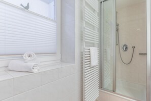 Shower, hair dryer, towels, soap - Carin, App. 1 - De-luxe Dorfteich-flair (Wenningstedt-Braderup (Sylt))