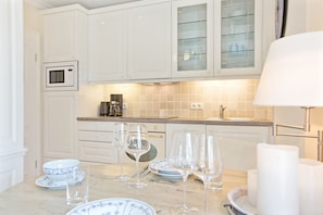 Fridge, microwave, oven, stovetop - Landhaus Berthin-bleeg, App. 3 Nette-bleeg - Ideale Lage. Luxuriöse Ausstattung. Schöner Urlauben (Wenningstedt-Braderup (Sylt))