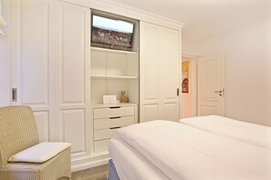 1 bedroom, iron/ironing board, WiFi, bed sheets - Landhaus Berthin-bleeg, App. 3 Nette-bleeg - Ideale Lage. Luxuriöse Ausstattung. Schöner Urlauben (Wenningstedt-Braderup (Sylt))