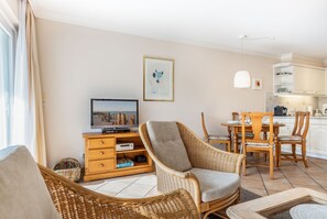 Een televisie, een dvd-speler en een stereo