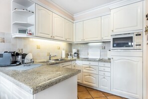 Kühlschrank, Herdplatte, Geschirrspüler