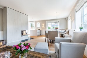 Fernseher, Kamin, Stereoanlage