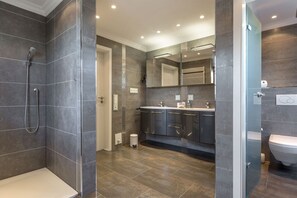 Sèche-cheveux, serviettes fournies, savon