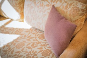 Unclassified image, 2 of 20, button