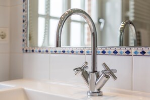 Unclassified image, 2 of 22, button