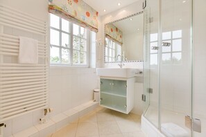 Unclassified image, 5 of 22, button