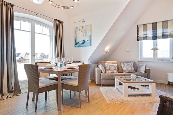 Un salon moderne comprenant un coin repas, un canapé et une table basse.