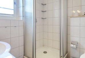 Shower, hair dryer, towels, soap - Haus Silvana, App. 1 - 2-raum Appartement mit ca. 45m ² Nutzfläche im Erd- und Untergeschoss (Wenningstedt-Braderup (Sylt))