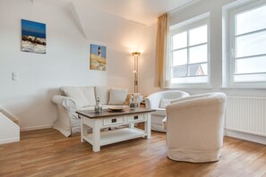 Een televisie en een stereo