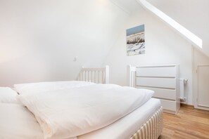 1 bedroom, iron/ironing board, WiFi, bed sheets - Haus Heideresidenz App. 21 - 2-raum-appartement im Og/dg, ca 43m² Nutzfläche für bis zu 2 Personen (Wenningstedt-Braderup (Sylt))