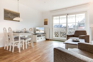 TV, stereo - Haus Heideresidenz App. 20 - Komplett Ebenerdiges 3-raum Appartement in Strandnähe (Wenningstedt-Braderup (Sylt))