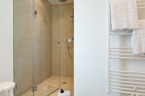 Een douche, gratis toiletartikelen, een haardroger, handdoeken