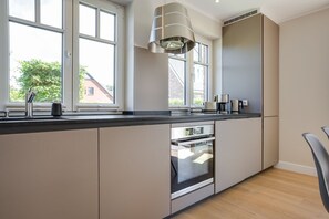 Fridge, stovetop, dishwasher, coffee/tea maker - Sylter Quartier, Whg. 1 - In Zentraler und Dennoch Ruhiger Lage Westerlands Gelegenes 2-raum (Sylt)