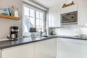 Fridge, stovetop, dishwasher, coffee/tea maker - Am Kurpark, App. 6 - Stilvolle 2-raum-wohnung für Einen Unvergesslichen Aufenthalt auf Sylt (Wenningstedt-Braderup (Sylt))
