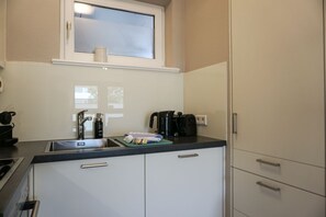 Coffee/tea maker, fridge, oven, stovetop - Fortuna, App. 14 - Urlaub im Herzen Wenningstedts für bis zu 4 Personen (Wenningstedt-Braderup (Sylt))