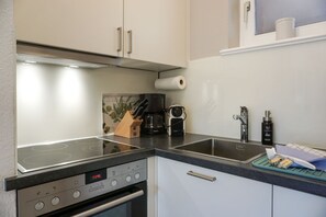Coffee/tea maker, fridge, oven, stovetop