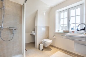 Dusche, Haartrockner, Handtücher, Seife