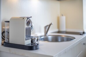 Réfrigérateur, micro-ondes, plaque de cuisson, cafetière/bouilloire
