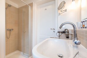 Dusche, kostenlose Toilettenartikel, Haartrockner, Handtücher