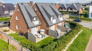 A residential area with houses featuring pitched roofs and brick exteriors. - Am Kurpark, App. 4 - Wohlfühl-appartement in Bester Lage. Nur Wenige Meter zum Strand (Wenningstedt-Braderup (Sylt))