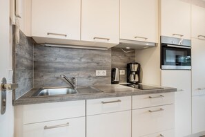 Fridge, oven, stovetop, dishwasher - Austernfischer, App. 23 - Klein Aber Sehr Fein! Brötchen Direkt vor der Tür, der Dorfteich in der (Wenningstedt-Braderup (Sylt))