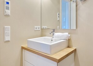 Unclassified image, 2 of 13, button