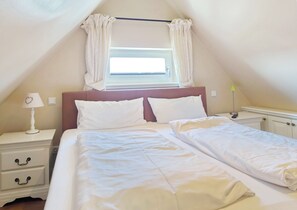 1 bedroom, iron/ironing board, WiFi, bed sheets - Haus Silvana, App. 8 - 2-raum Appartement mit ca. 32m ² Nutzfläche im Ober- und Dachgeschoss (Wenningstedt-Braderup (Sylt))