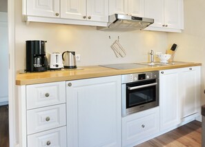 Refrigerador, parrilla de estufa, lavavajillas y cafetera y tetera 