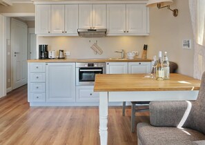 Fridge, stovetop, dishwasher, coffee/tea maker - Haus Silvana, App. 7 - 2-raum Appartement mit ca. 32m ² Nutzfläche, Parkplatz, Nichtraucher (Wenningstedt-Braderup (Sylt))
