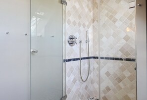 Een douche, een haardroger, handdoeken, zeep