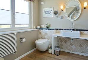 Douche, sèche-cheveux, serviettes fournies, savon