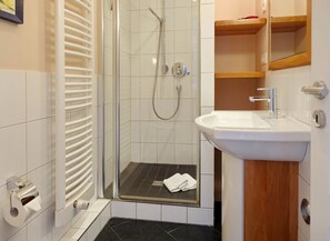 Shower, hair dryer, towels, soap - Haus Silvana, App. 5 - 2-raum Appartement mit ca. 55m ² Nutzfläche im Ersten OG mit Balkon Nach (Wenningstedt-Braderup (Sylt))