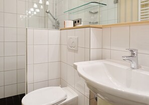 Dusj, hårføner, håndklær og såpe