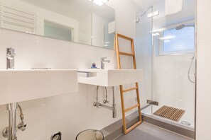 Douche, sèche-cheveux, serviettes fournies, savon