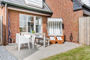 Outdoor dining - Am Kurpark, App. 3 - 2-raum-appartement im Erd- und UG mit ca. 53m² Nutzfläche für Max. Zwei (Wenningstedt-Braderup (Sylt))
