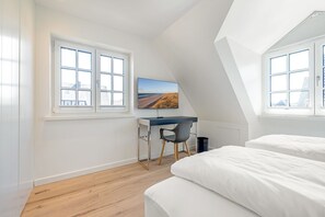3 bedrooms, in-room safe, desk, iron/ironing board