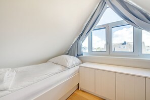 3 bedrooms, in-room safe, desk, iron/ironing board