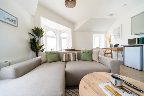 Newport Ship s Nook Cozy Hideaway