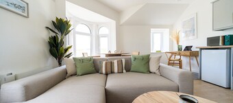 Newport Ship s Nook Cozy Hideaway