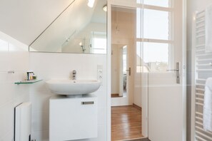 Douche, articles de toilette gratuits, sèche-cheveux