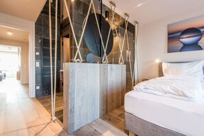 1 slaapkamer, een kluis op de kamer, een strijkplank/strijkijzer, wifi
