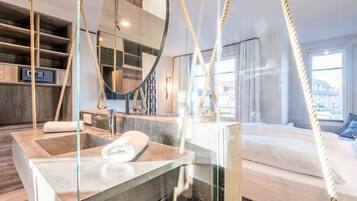 4 bedrooms, in-room safe, iron/ironing board, WiFi