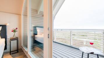 4 bedrooms, in-room safe, iron/ironing board, WiFi