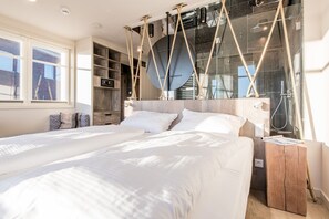4 chambres, coffres-forts dans les chambres, fer et planche à repasser